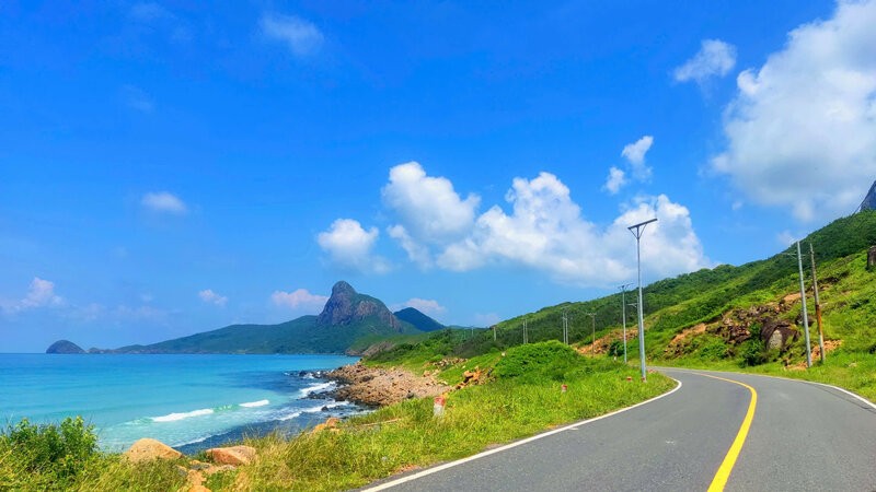 Un rincon de Con Dao, donde los consejos populares de los distritos de Phu Tan y Ca Mau llegan a aprender de la experiencia antes de terminar las actividades. Foto: Ta Quang