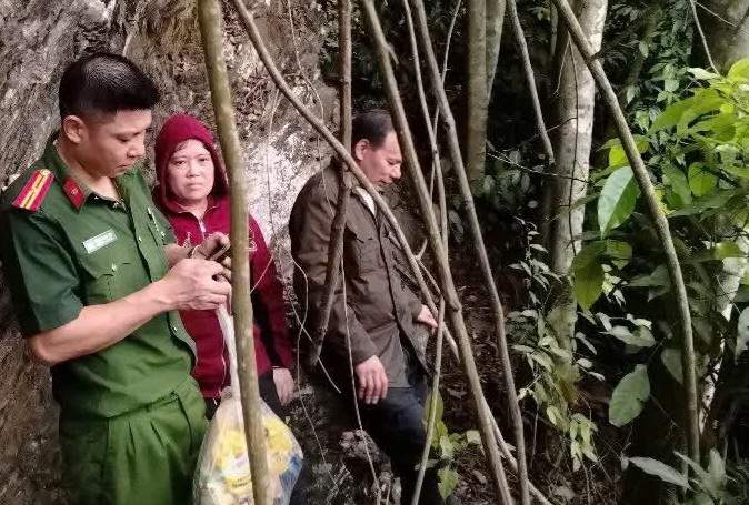 Searching for the couple who got lost in the mountain while fishing for snails. Photo: Tuyen Quang Police