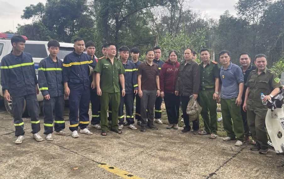 Tim kiem thanh cong cap vo chong bi lac tren nui Dum. Anh: Cong an Tuyen Quang