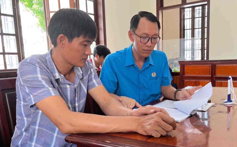 The Trade Union Legal Consulting Center - Dong Nai Provincial Federation of Labor supports grassroots trade unions and workers in demanding legitimate and legal rights. Photo: Ha Anh Chien