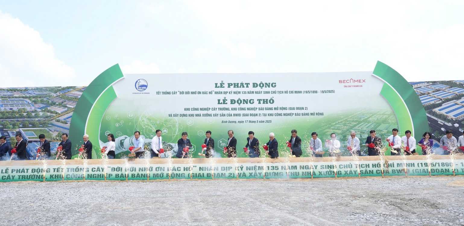 Cac dai bieu khoi cong xay dung 2 khu cong nghiep. Anh: Dinh Trong