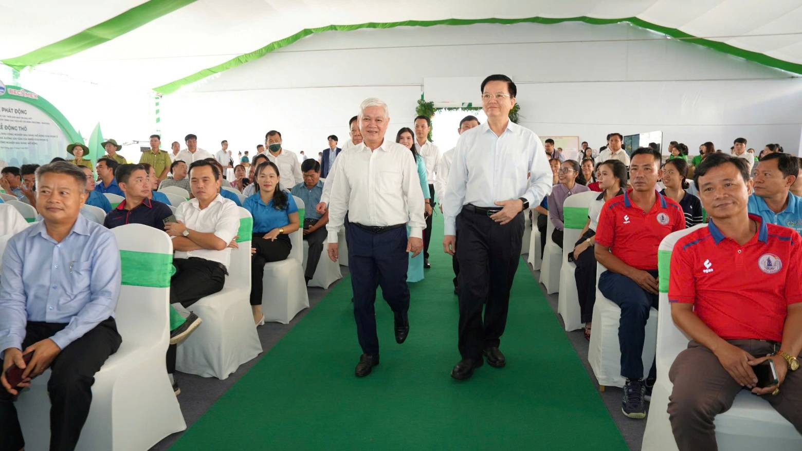 Pho Thu tuong Chinh Phu Mai Van Chinh ve du khoi cong 2 khu cong nghiep o Binh Duong. Anh: Dinh Trong