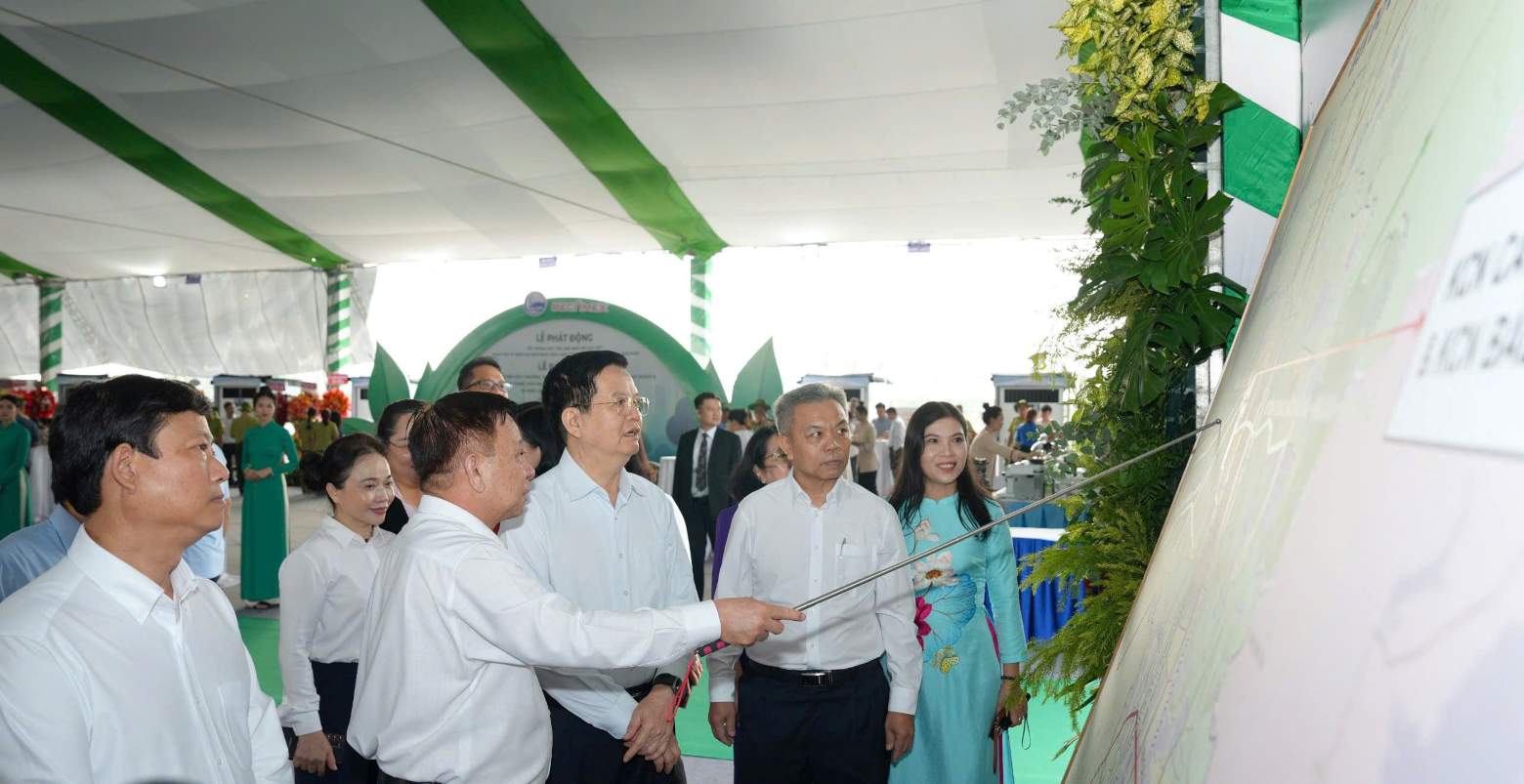 Deputy Prime Minister Pu Mai Van Chinh attended the groundbreaking ceremony of 2 industrial parks in Binh Duong. Photo: Dinh Trong
