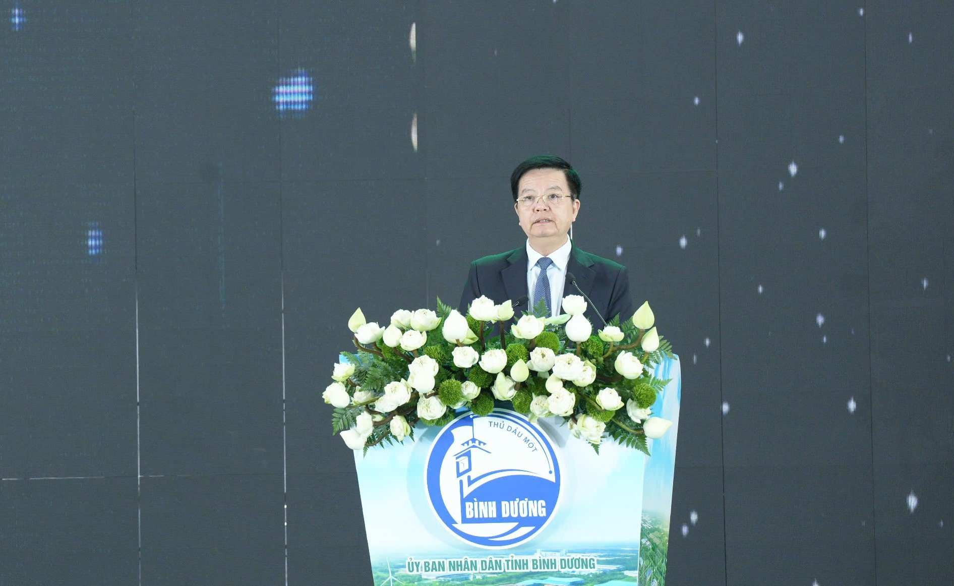Theo Tong Cong ty Becamex IDI, hai khu cong nghiep duoc khoi cong co tong von dau tu hon 5.459 ti dong. Trong do khu cong nghiep Cay Truong voi quy mo 700 ha se uu tien thu hut cac nganh cong nghe cao, than thien voi moi truong. San sang don nhan cac du an FDI chat luong cao, phu hop voi dinh huong phat trien ben vung cua tinh.
