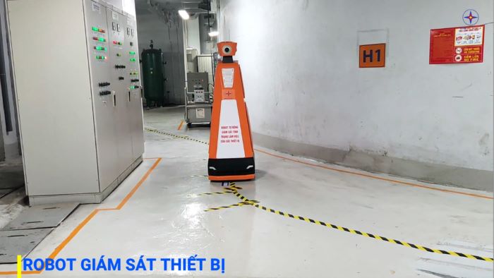 Robot giam sat thiet bi tai Cong ty Thuy dien Son La. Anh: DVCC