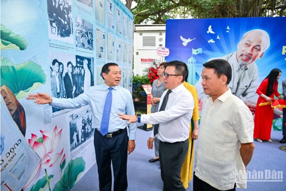 Editor-in-Chief of Nhan Dan Newspaper Le Quoc Minh introduced the exhibition to the delegates. Photo: THANH DAT