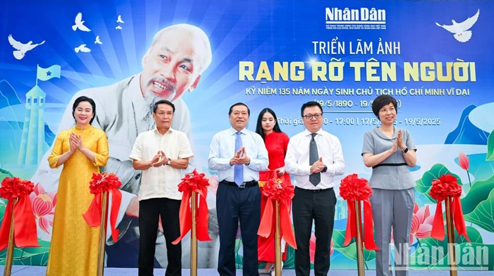 Cac dai bieu cat bang khai mac trien lam.