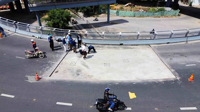 Phuc Son Group y las unidades de consultoria y construccion realizaron una inspeccion del area de hundimiento en la interseccion NGOC Hoi en la ciudad de NHA Trang. Foto: Huu Long