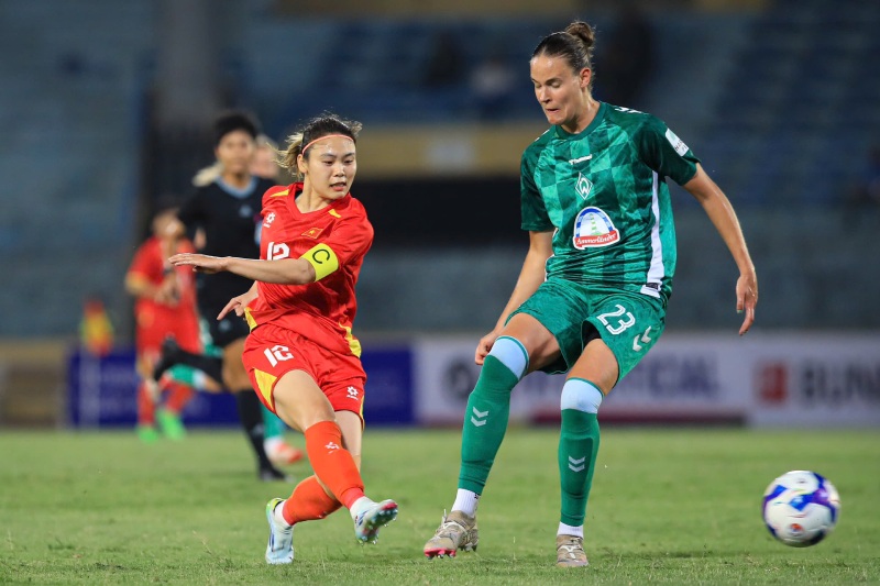 Hai Yen bo lo co hoi dang tiec. Anh: Minh Dan