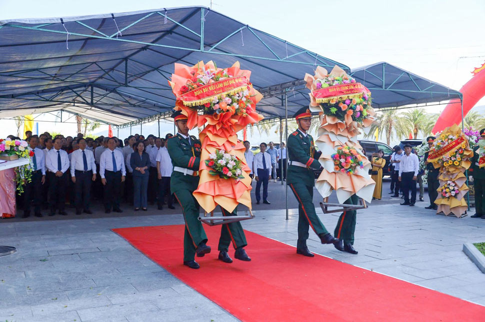 Các đại biểu dâng hoa trước  Địa điểm 300 ngày chuyển quân tập kết ra Bắc.