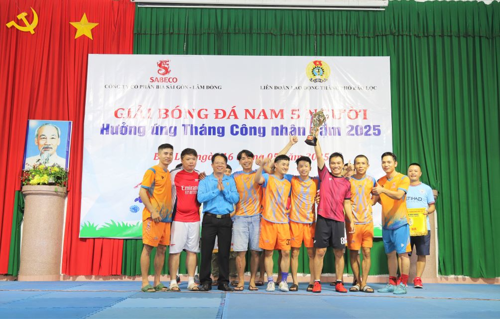El comite organizador otorgo a los equipos a competir en el mes de los trabajadores. Foto: Lam Hong