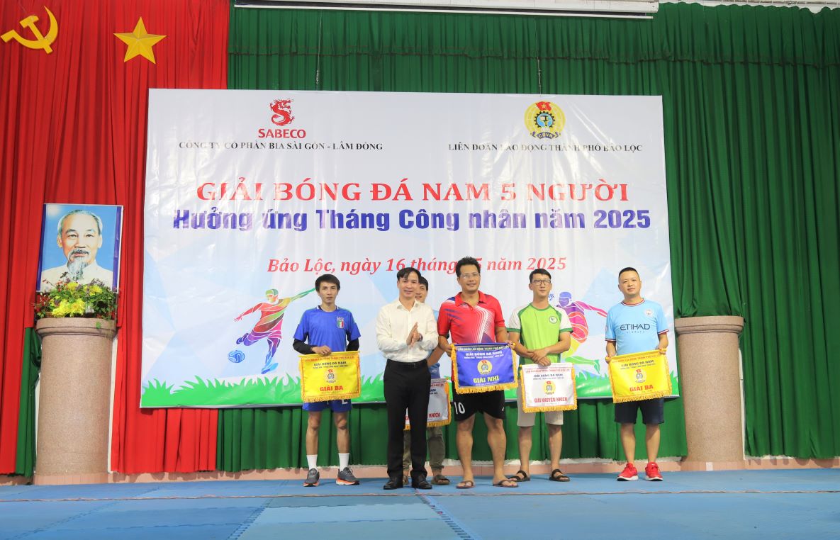 Cac doi bong tham gia tranh tai trong Thang Cong nhan. Anh: Lam Hong