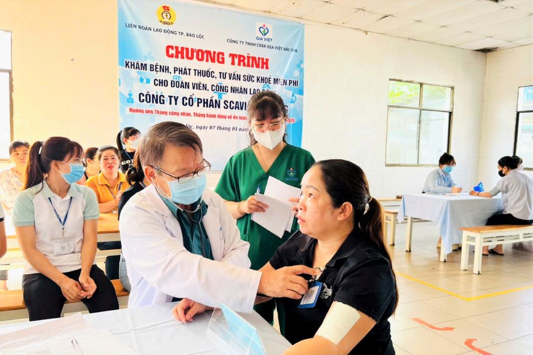 Cac cong nhan duoc kham, phat thuoc. Anh: Lam Hong