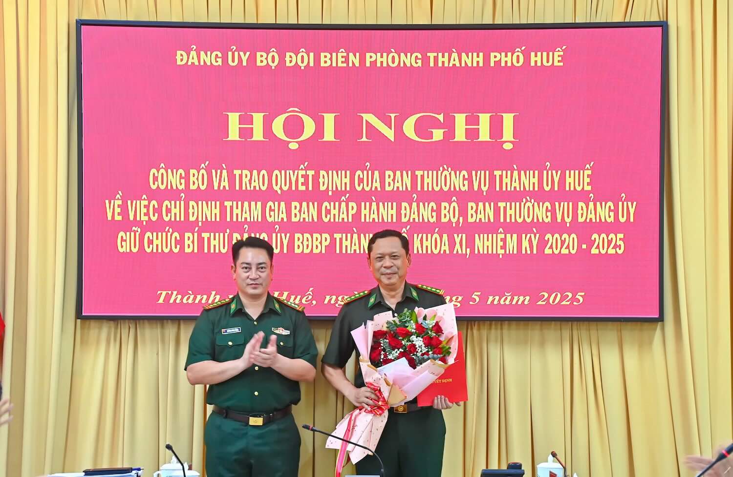 Colonel Hoang Minh Hung - Deputy Secretary of the Party Committee, Commander of the Hue City Border Guard chaired the conference and authorized by the Standing Committee of the City Party Committee to present the decision to comrade Ca Van Lap. Photo: Ngoc Binh.