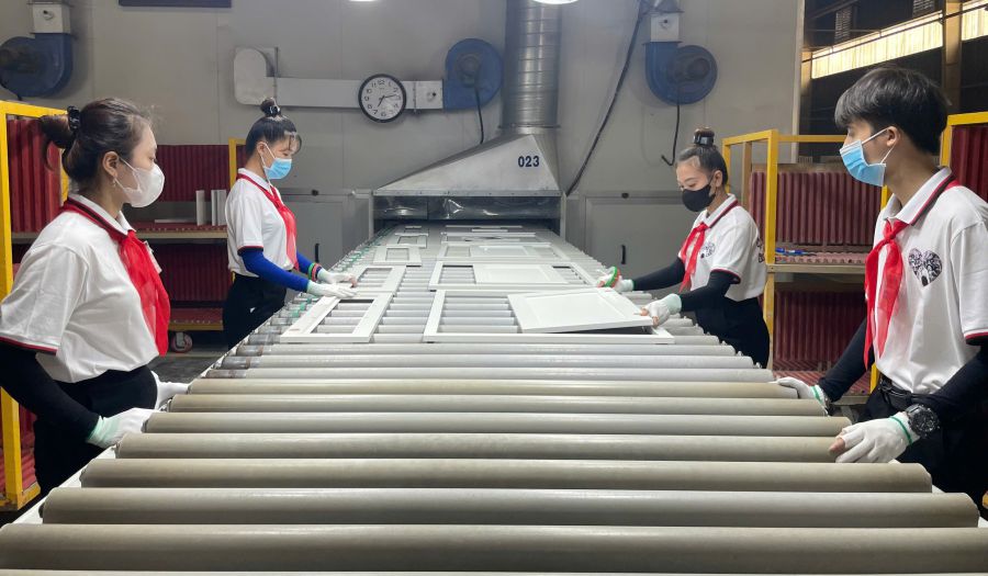 Los trabajadores aprenden segun el tio Ho para mejorar la eficiencia laboral y la productividad laboral. Foto: Dinh Trong