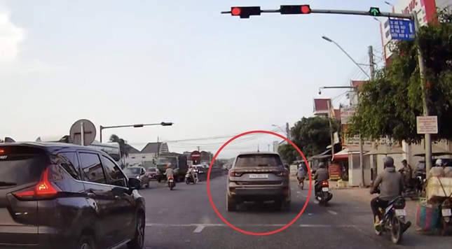 Conducir en una luz roja fue filmado por personas, el conductor fue multado con 19 millones. Foto: Huu Long