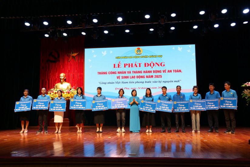 Chairwoman of the Quynh Phu District Labor Federation Tang Thi Hieu presented 629 symbolic gifts of gratitude in May to the units. Photo: Ba Manh