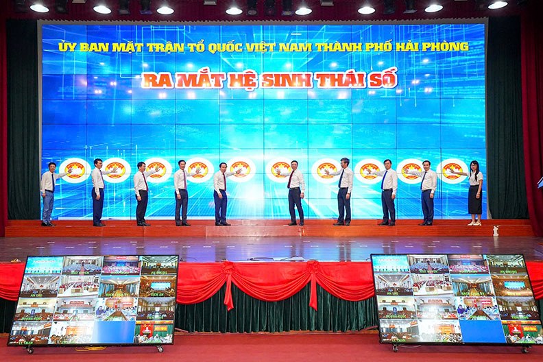 Los lideres de la ciudad hacen clic en el boton de lanzamiento del numero de ecosistemas del Comite del Frente de la Paterna de Vietnam de Hai Phong. Foto: E -Port of Kien An District