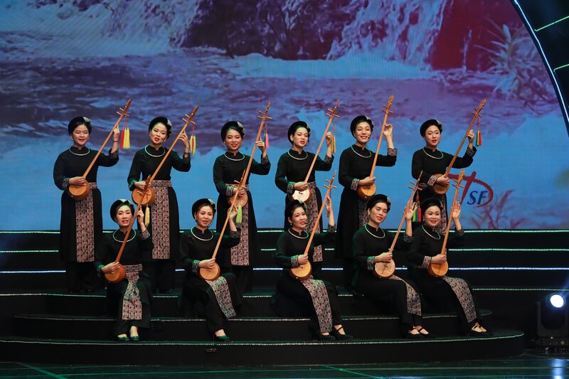 Chuong trinh nhu mot bo hoa nghe thuat dang len Bac - nguoi luon song mai trong trai tim hang trieu nguoi dan Viet Nam. Anh Bao Van Hoa