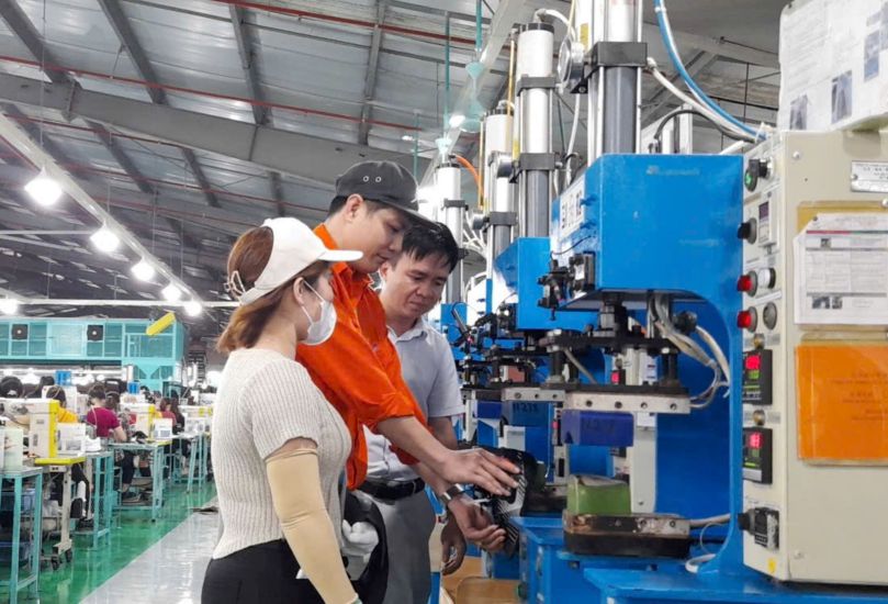 El Sr. Mai Anh Tuan guia a los miembros y trabajadores de la Union en Annora Vietnam Shoes Co., Ltd. para solicitar y operar maquinaria. Foto: Minh Hoang