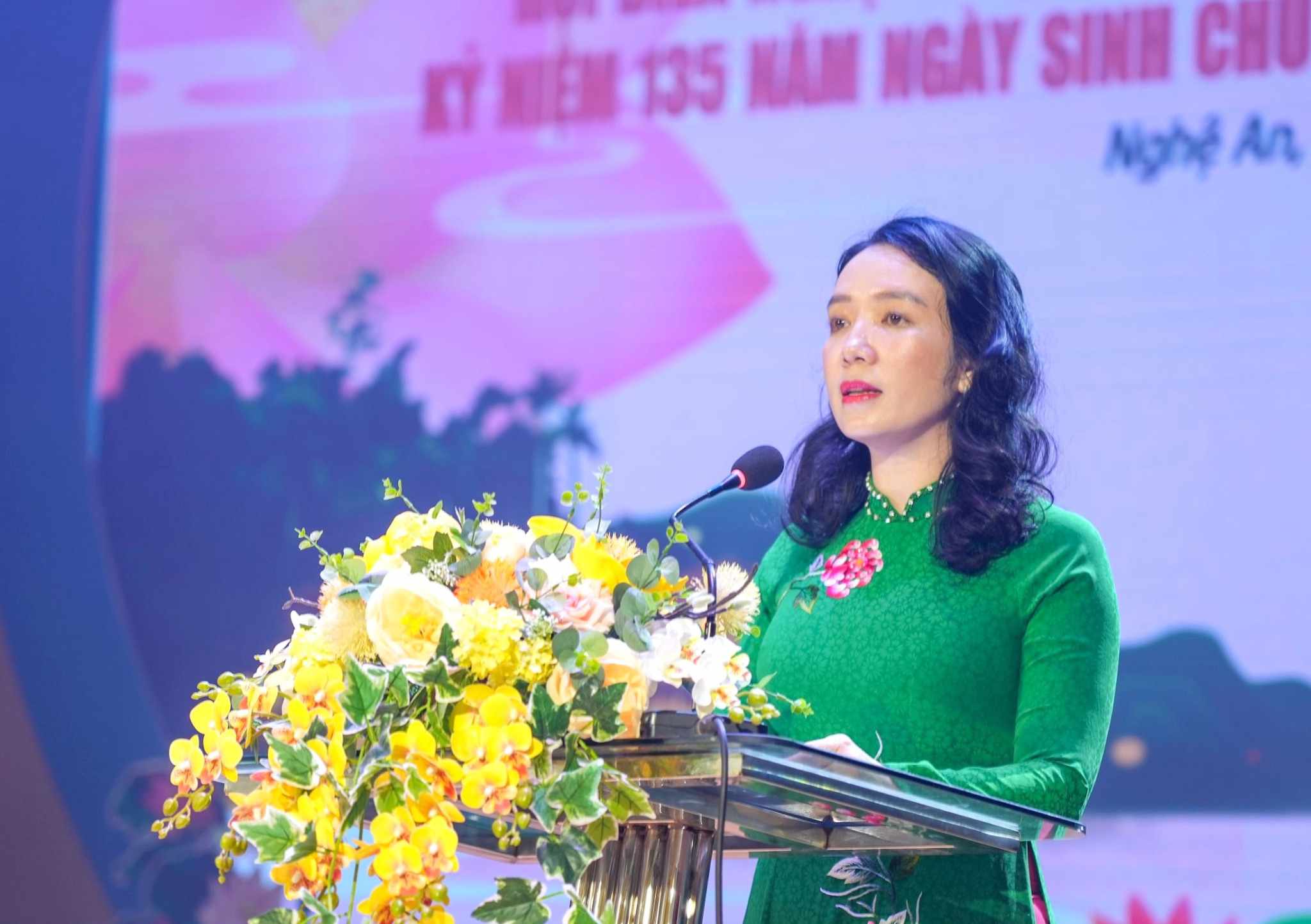 Ms. Tran Thi My Hanh - Director of Nghe An Department of Culture - Sports and Tourism delivered the opening speech of the "Lang Sen Singing" performance. Photo: Minh Quan