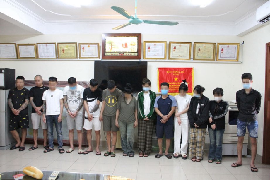 Descubrieron 15 hombres y mujeres que usaban drogas en salas de motel en Thai Nguyen. Foto: Linh Lan.