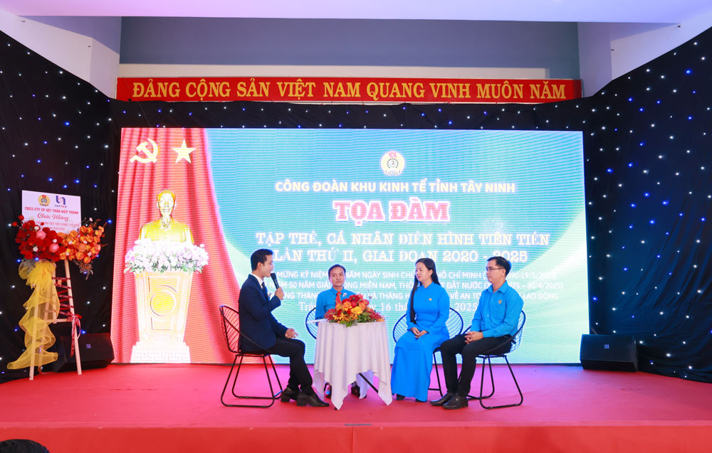 Toa dam voi cac tap the, ca nhan dien hinh tien tien lan thu II, giai doan 2020 - 2025. Anh: Huy Dung