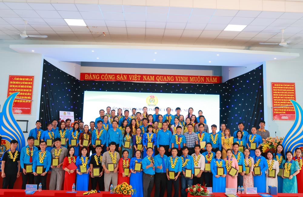 Los colectivos e individuos fueron elogiados en la conferencia avanzada elogiada organizada por el sindicato de la Zona Economica de Tay Ninh. Foto: Huy Dung