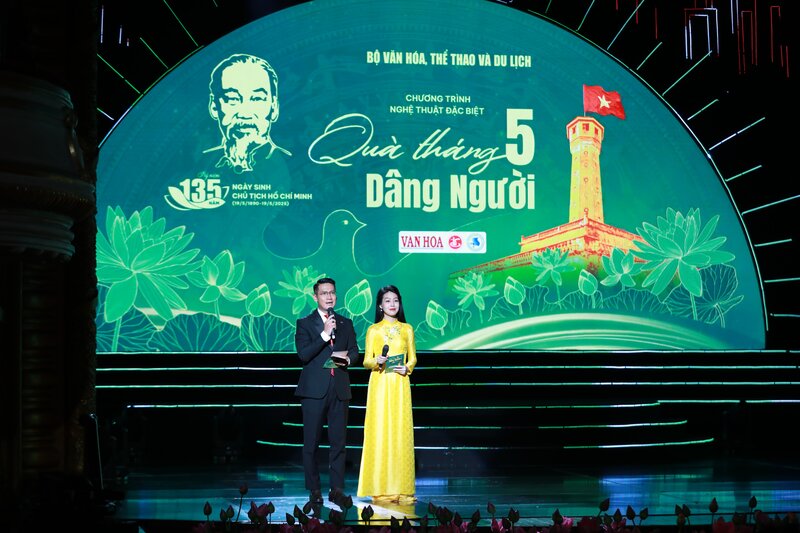 A special art program with the theme "A gift of the Year to the People" took place at the Hanoi Opera House, on the occasion of the 135th anniversary of President Ho Chi Minh's birthday (May 19, 1990 - May 19, 2025). Photo: Van Hoa Newspaper.