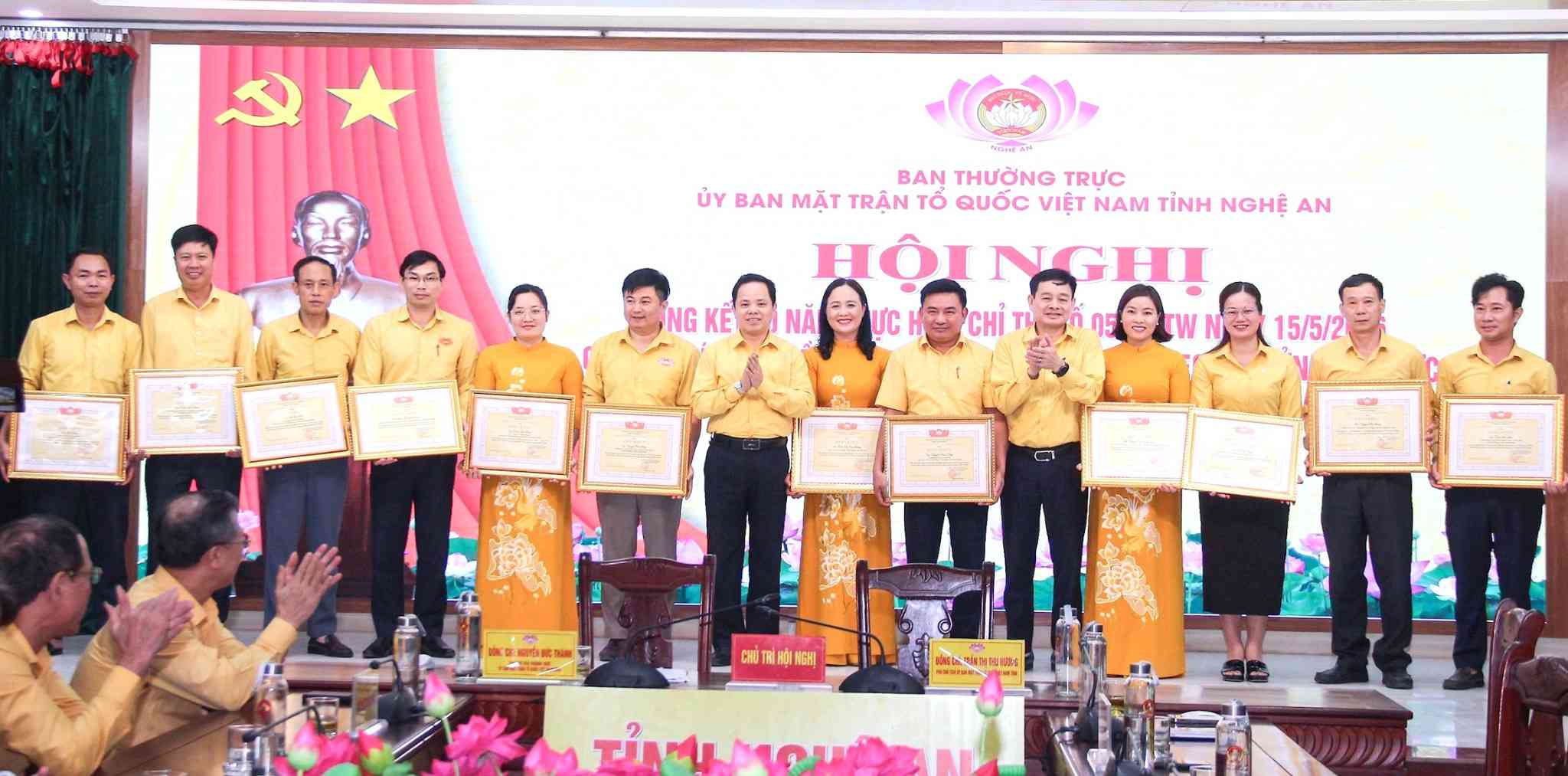 Los vicepresidentes del Comite del Frente de la Patria de Vietnam de Nghe, una provincia, Truong Thiet Hung y Phan Sy Cuong otorgaron certificados de merito a las personas. Foto: Mai Hoa