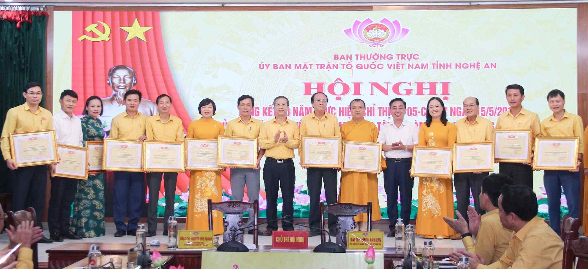 Ban tổ chức trao tặng Bằng khen cho các tập thể điển hình học tập và làm theo Bác Hồ. Ảnh: Mai Hoa