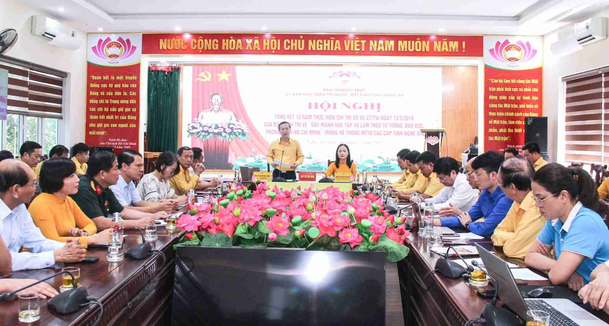 Hội nghị tổng kết 10 năm thực hiện Chỉ thị số 05-CT/TW của Bộ Chính trị khóa XII về “Đẩy mạnh học tập và làm theo tư tưởng, đạo đức, phong cách Hồ Chí Minh” trong hệ thống Mặt trận Tổ quốc các cấp trong tỉnh Nghệ An. Ảnh: Mai Hoa