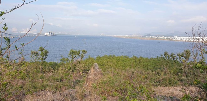 Vinh Cua Luc nhin tu dao Hon Gac. Anh: Nguyen Hung