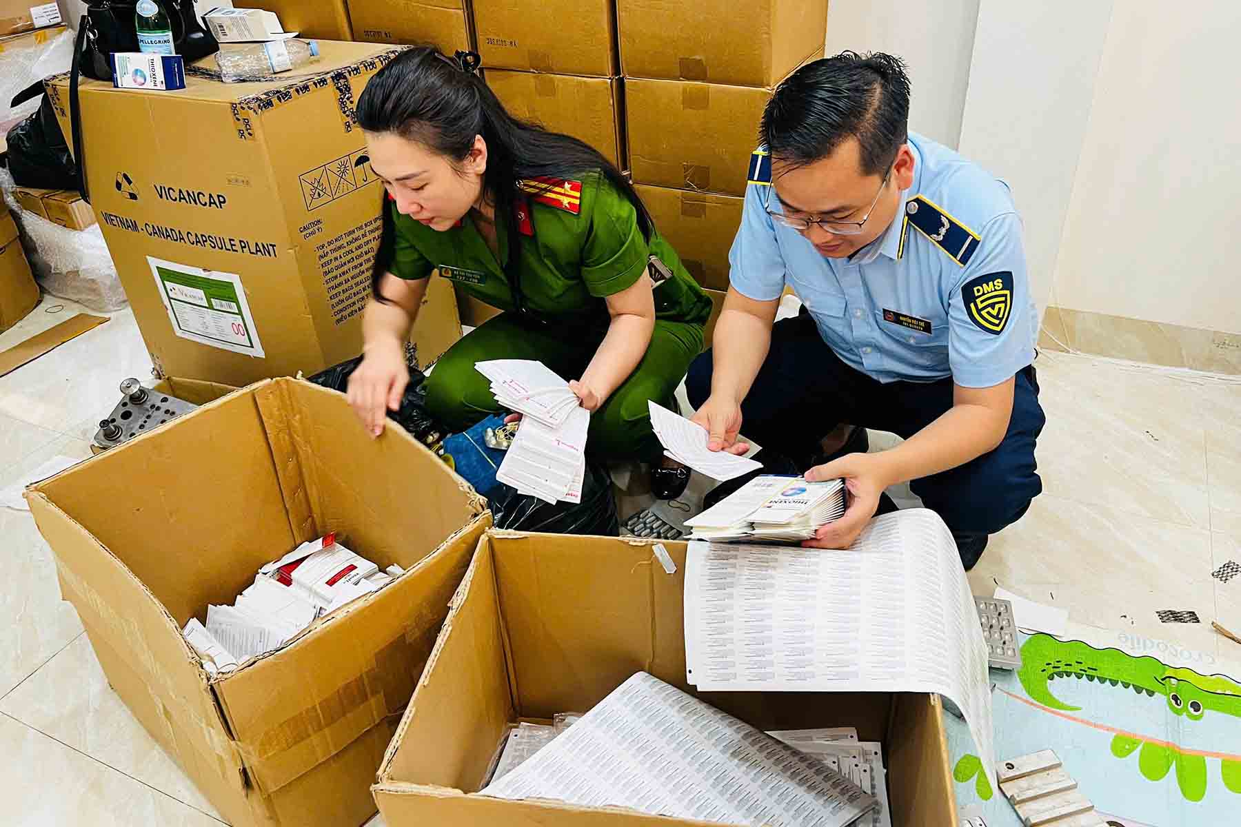 Lực lượng chức năng kiểm tra, khám xét các địa điểm, thu giữ hơn 100 tấn thực phẩm chức năng, thiết bị y tế giả. Ảnh: Công an Hà Nội 