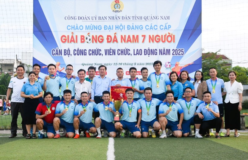 Ban To chuc trao cup vo dich cua doi bong Benh vien da khoa Quang Nam. Anh: Truong An