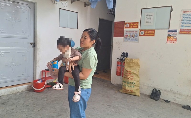 The female worker shared a room with Ms. Le Thi Toan in Pho Noi Industrial Park. The dream of renting a social housing is the common aspiration of many union members and workers. Photo: Quynh Chi