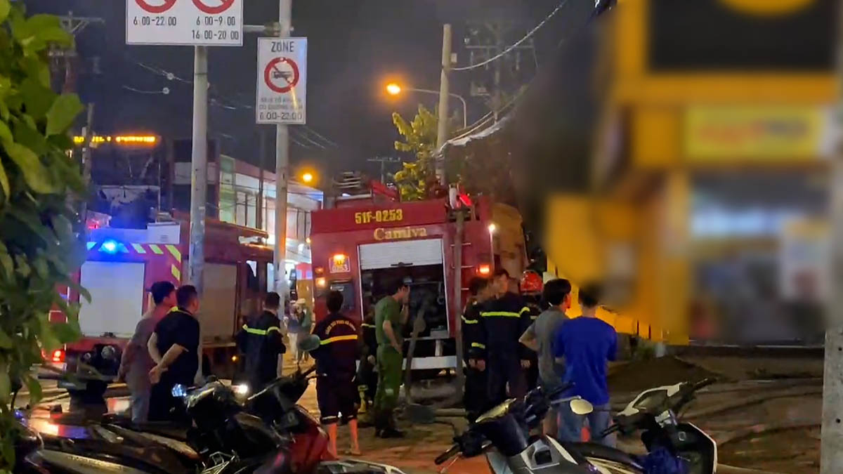 Scene of the phone store fire in District 12. Photo: Minh Tam