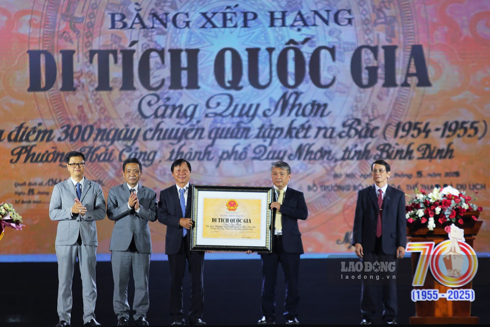 Quy Nhon City leaders received the certificate of Quy Nhon Port National Monument - Location of 300 days of troop conversion to the North (1954 - 1955). Photo: Hoai Luan