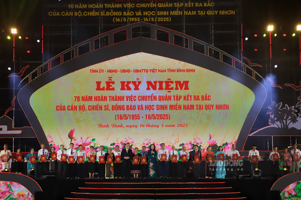 Trao ho so, ky vat cho than nhan can bo di B. Anh: Hoai Luan