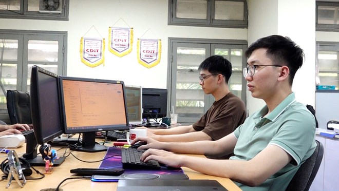 Many universities use the option of considering academic records for admission in 2025. Photo: Trang Ha