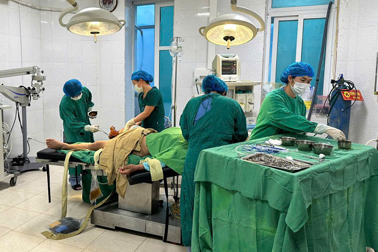 4 pacientes siendo tratados en el Hospital General de Lai Chau. Foto: El hospital proporciona