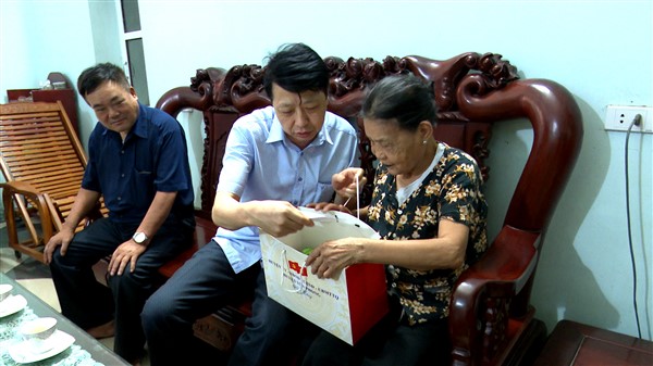 Sr. Luu Van Mui (en el medio) en un regalo para la familia de la guerra invalidos y martires. Foto: Yen Phong E -Portal (Bac Ninh)