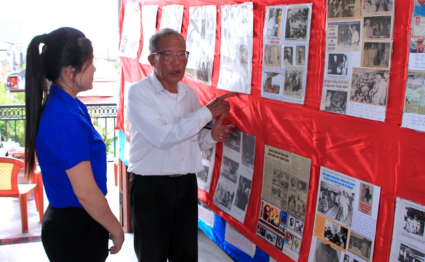Mr. Phong with memories of Uncle Ho by the Gianh River. Photo: Cong Sang