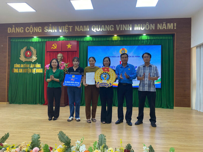 Lien doan Lao dong huyen Da Huoai, tinh Lam Dong thanh lap Nghiep doan co so ve so Da Huoai. Anh: Pham Yen