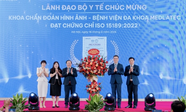 El lider del Ministerio de Salud felicito al Hospital General de Medlatec para lograr ISO 15189: 2022. Foto: BTC proporcionada