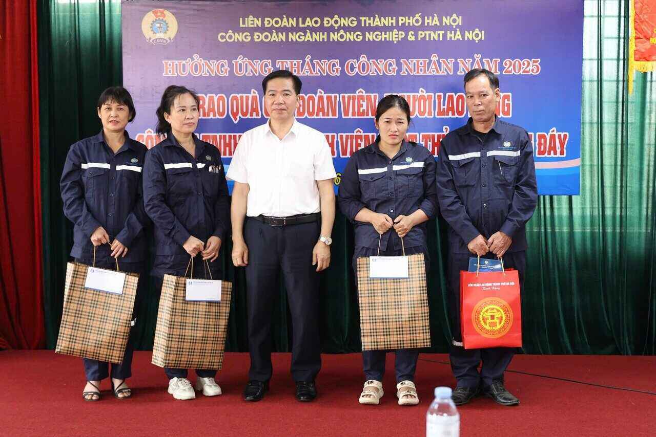 Vice Chairman of the Hanoi City Labor Federation Nguyen Huy Khanh presented gifts to workers of the Company who were in difficult circumstances and had work accidents. Photo: Ngoc Anh