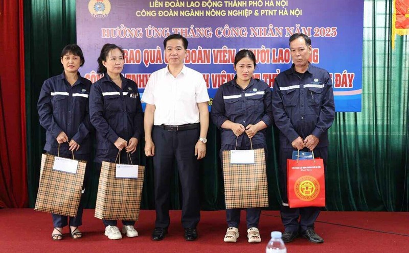 Vice Chairman of the Hanoi City Labor Federation Nguyen Huy Khanh presented gifts to workers of the Company who were in difficult circumstances and had work accidents. Photo: Ngoc Anh