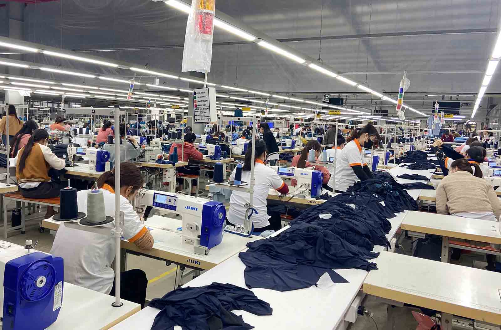 Việc đóng nộp đầy đủ BHXH, BHYT nhằm đảm bảo quyền lợi chính đáng theo quy định của pháp luật cho người lao động. Ảnh: Trần Tuấn.