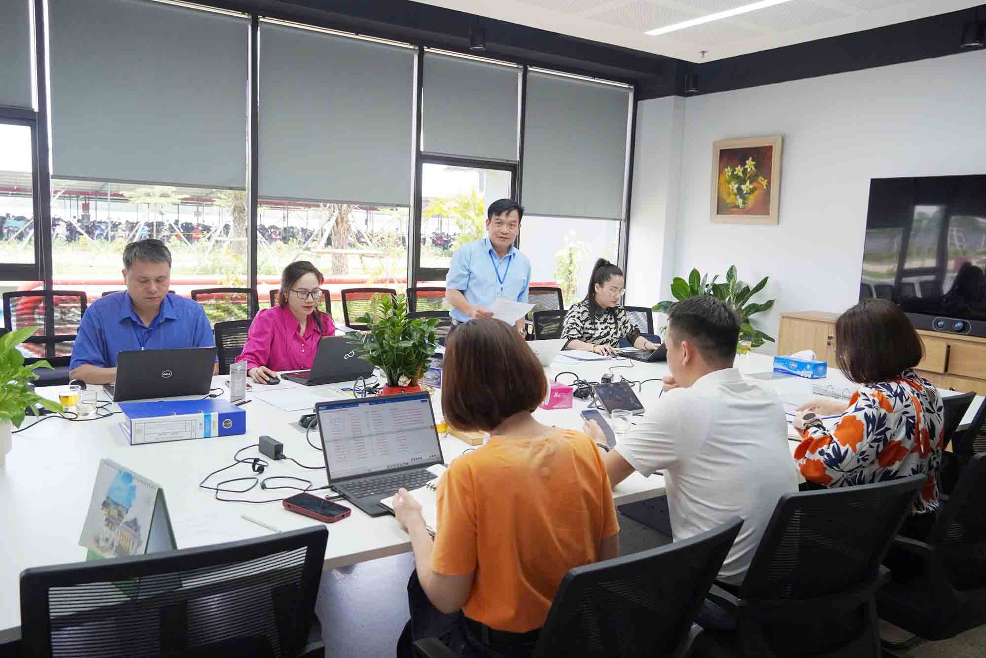 El Departamento de Inspeccion de Inspeccion de la Provincia de Ha Tinh trabaja con una empresa de prendas de vestir en el distrito de Nghi Xuan sobre la implementacion de seguros sociales y polizas de seguro de salud para los empleados. Foto: Mai Hoa.
