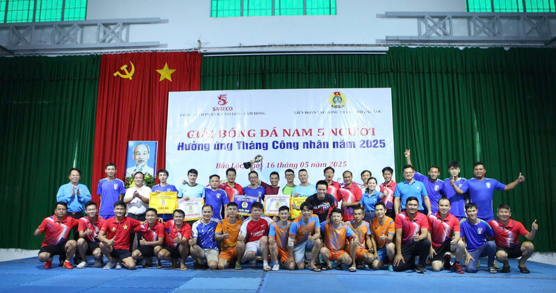 La Federacion Laboral de Bao Loc City organizo con exito un torneo de futbol entre miembros del sindicato y trabajadores. Foto: Hoang Thanh